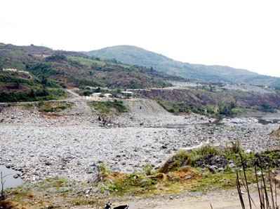 Một đoạn sông Tranh bị cạn trơ đáy do thủy điện Sông Tranh 2 tích nước. Ảnh: Nguyễn Thành