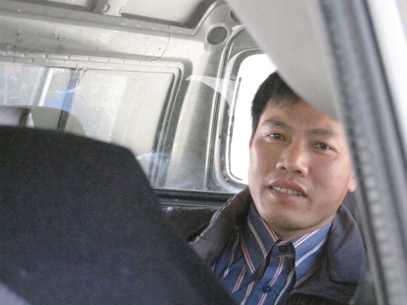 Ông Long trên xe của Cơ quan CSĐT về trại giam Nghi Kim. Ảnh: Minh Thùy