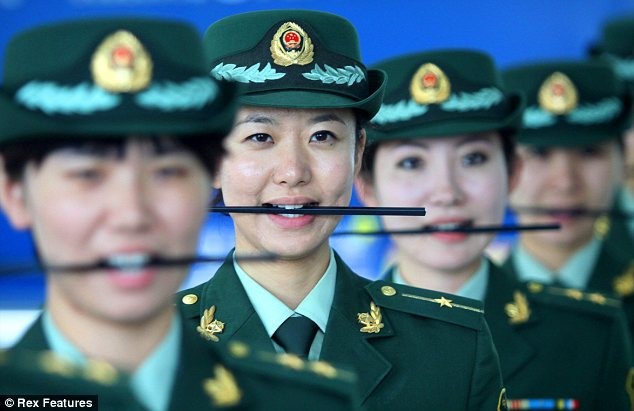 Hải quan Trung Quốc ngậm đũa để học cười