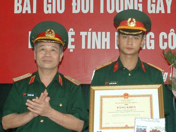 Thiếu tướng Phí Quốc Tuấn, Tư lệnh BTL Thủ đô trao Bằng khen của Bộ trưởng Bộ Quốc phòng tặng Trung úy Nguyễn Anh Tuấn (phải)