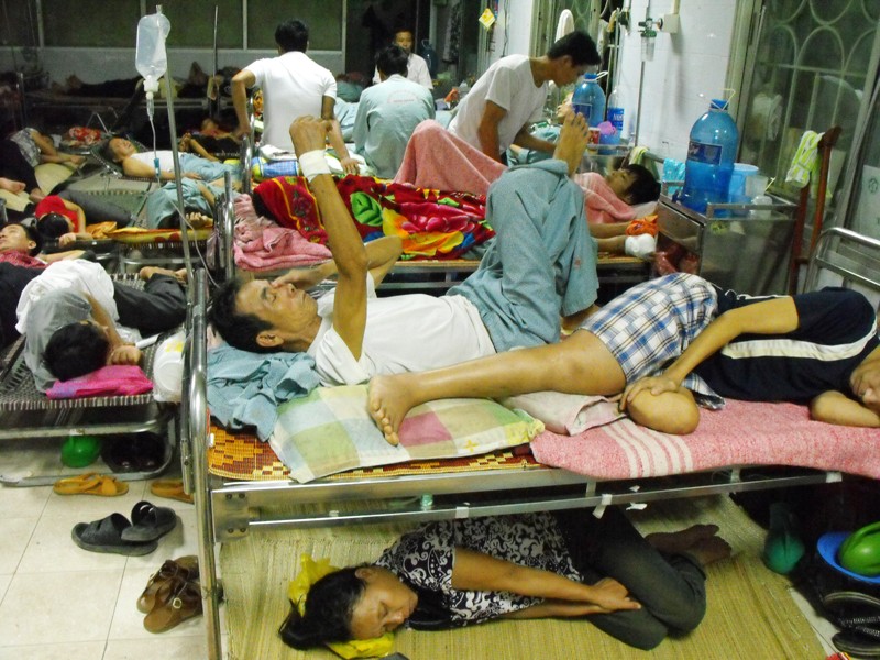 12 chiếc giường bệnh nhưng có ít nhất 50 người bao gồm cả người nhà và bệnh nhân cùng nằm chen chúc trong phòng điều trị tim mạch tổng hợp của bệnh viện Bạch Mai