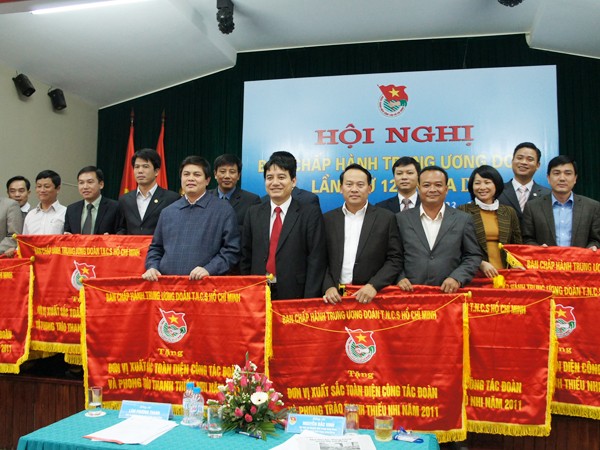 Anh Nguyễn Đắc Vinh trao cờ thi đua cho các đơn vị xuất sắc toàn diện năm 2011