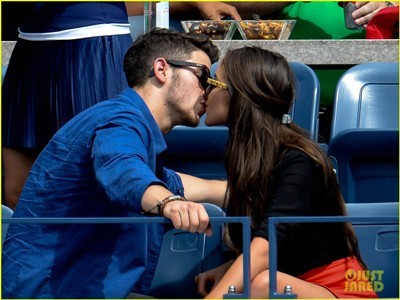 Nick Jonas công khai hôn bạn gái giữa chốn đông người