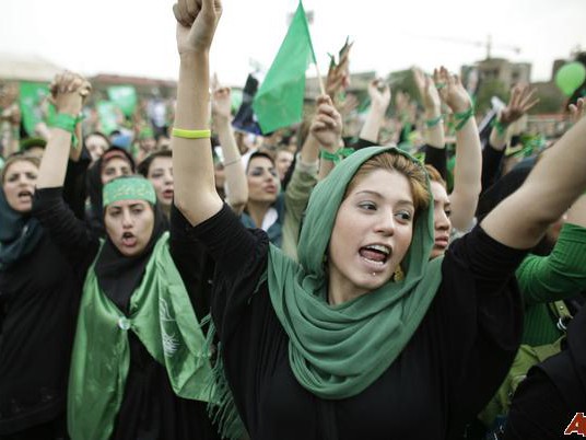 Phụ nữ Iran ngực trần phản đối luật lệ hà khắc