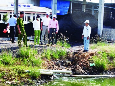 Một cống xả nước thải của Cty TNHH bột cá East Wind-Việt Nam