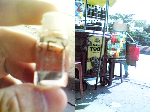 Lọ thuốc kích dục loại “bí mật” được rao bán tại “chợ sex” (ảnh trái) và người phụ nữ “hàng rong” đang dạo bán thuốc ngay trên đường, khu vực ngã tư Bình Phước