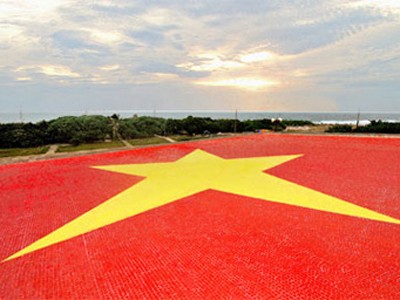 Lá cờ Tổ quốc Việt Nam làm bằng gốm trên nóc nhà văn hóa của đào Trường Sa lớn