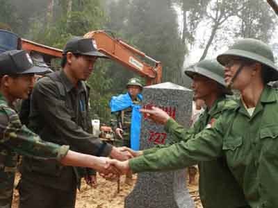 Đội liên hiệp cắm mốc 2 tỉnh Quảng Nam và Sê Kông cắm mốc 727 ở huyện Nam Giang