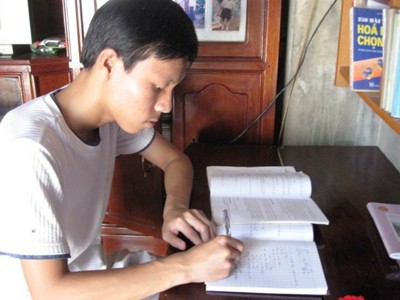 Dù đã thi đậu đại học, Nguyễn Huy vẫn không rời sách vở lúc rảnh rỗi