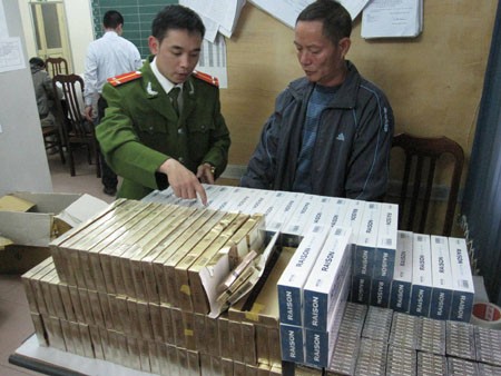 Hàng nghìn bao thuốc lá lậu theo tàu hỏa 'đổ bộ' ra Hà Nội