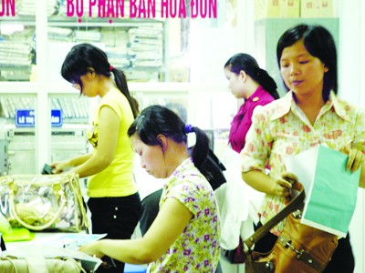 Doanh nghiệp đến làm thủ tục tài chính tại phòng thuế quận Hai Bà Trưng, Hà Nội Ảnh: Hồng Vĩnh