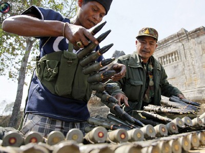 Binh sĩ Campuchia nạp đạn gần đền Preah Vihear sau khi đụng độ với lính Thái Lan Ảnh: Reuters