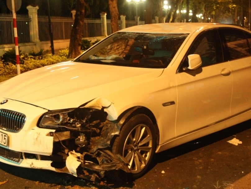 Siêu mẫu Võ Hoàng Yến gặp tai nạn lật xe