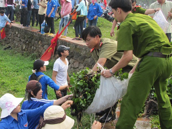 Tham gia làm sạch môi trường là việc làm thường xuyên của ĐVTN tỉnh TT- Huế. Ảnh: Ngọc Văn