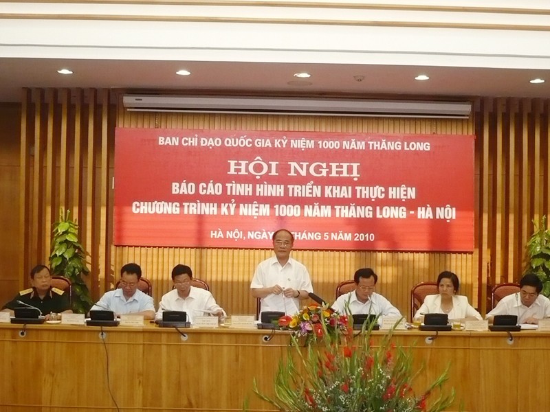 Phó Thủ tướng thường trực Nguyễn Sinh Hùng phát biểu tại buổi họp báo. Ảnh: Nguyễn Tú
