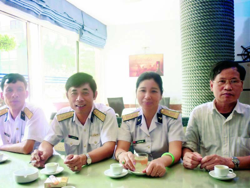Nhà văn Lê Hoài Nam (phải) và các sĩ quan Nhà Văn hóa Hải quân, những người từng nhiều lần ra đảo
