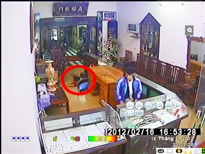 Toàn bộ hành vi của tên cướp tiệm vàng Vững Bắc ở Thường Tín bị camera an ninh ghi lại. Ảnh chụp từ clip.