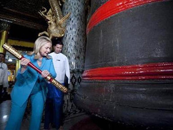 Ngoại trưởng Mỹ Hillary Clinton đánh chuông cầu may khi bà thăm chùa Shwedegon ở Yangon hôm 1-12. Ảnh: Reuters
