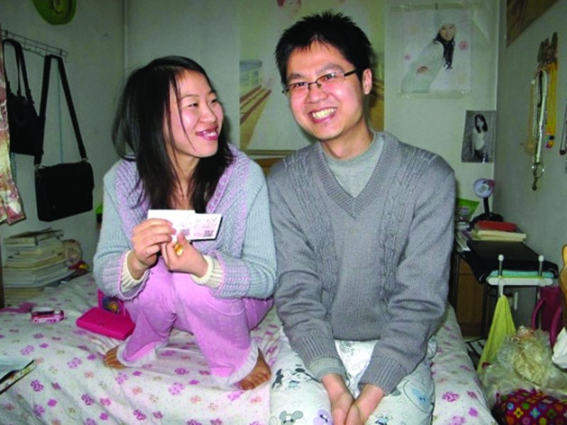 Vợ chồng Chen Juan và Huang Feilong trong căn hộ ở Bắc Kinh. Ảnh: Washington Post