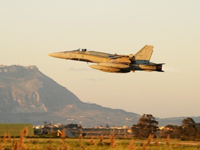 Máy bay phản lực CF-18 Canada phá hủy kho vũ khí Libya