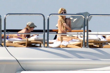 Paris Hilton phơi thân trần trên du thuyền