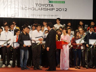 Toyota trao học bổng SV kỹ thuật