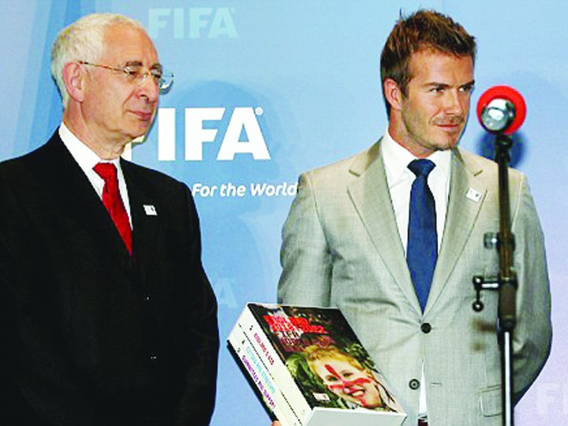Lord Triesman và David Beckham trong lễ trình hồ sơ xin đăng cai World Cup lên FIFA