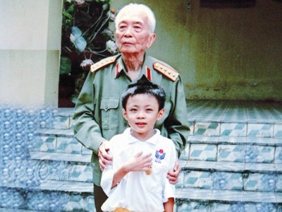 ‘Thần đồng’ chụp ảnh riêng với Đại tướng Võ Nguyên Giáp