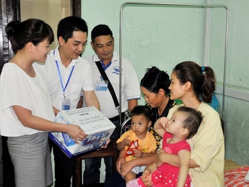 Lãnh đạo Thành đoàn Hà Nội, Công ty cổ phần Thủy tạ, Báo Tuổi trẻ Thủ đô tặng quà các em nhỏ Bệnh viện Nhi Trung ương.