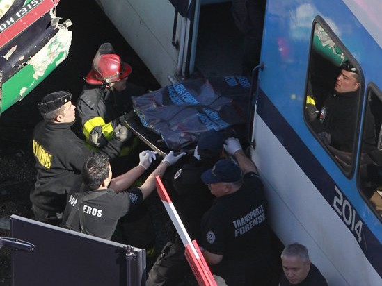 Tàu hỏa đâm xe bus, hơn 200 người thương vong