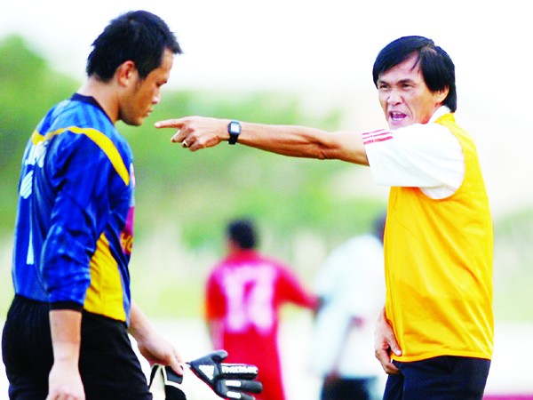 HLV Lại Hồng Vân chỉ đạo các cầu thủ trong một buổi tập Ảnh: Tường Vũ