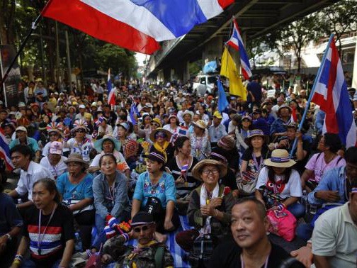 Người biểu tình chống chính phủ trước trụ sở cảnh sát quốc gia Thái Lan hôm 28/11