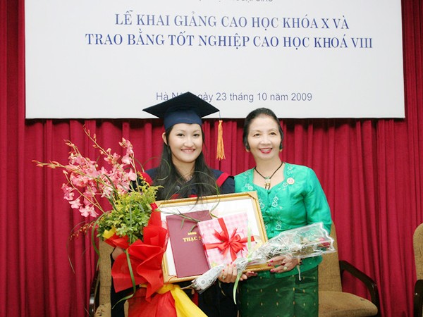 Nhotkhammani (trái) và mẹ tại Lễ nhận bằng thạc sĩ năm 2009