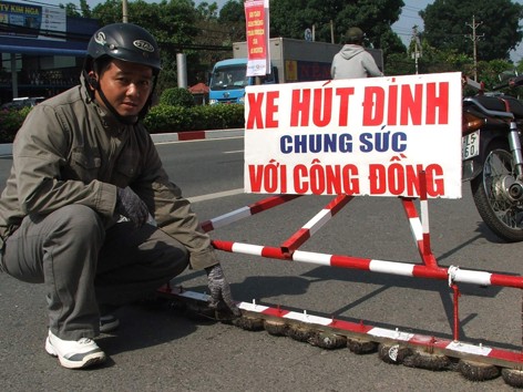 Hiệp sĩ giao thông kéo xe hút đinh từ Sài Gòn ra Hà Nội