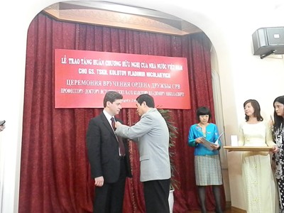 Trao tặng Huân chương hữu nghị cho nguời hết lòng vì Việt Nam