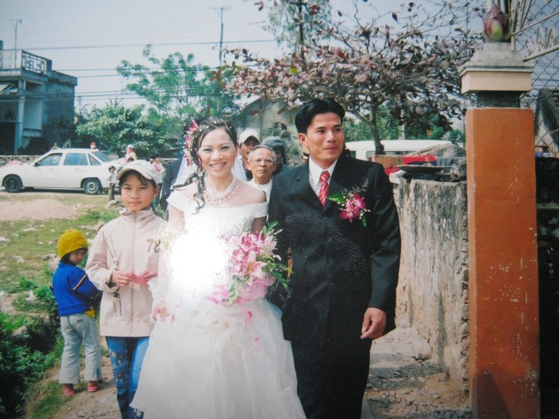 Vợ chồng Đậu ngọc Hùng, Lại Thị Thoa hân hoan ngày cưới (ảnh tư liệu gia đình)