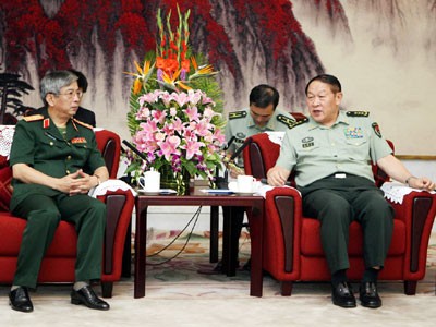 Bộ trưởng Quốc phòng Trung Quốc Lương Quang Liệt (phải) tiếp Thứ trưởng Bộ Quốc phòng Việt Nam Nguyễn Chí Vịnh tháng 8-2010 tại Bắc Kinh Ảnh: TTXVN