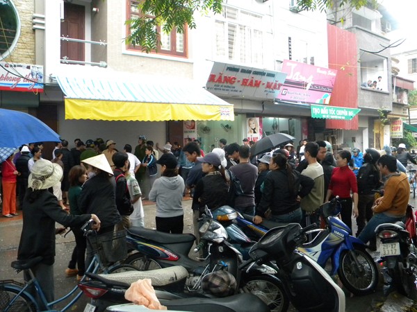 Người dân tụ tập vây quanh nhà bà Nguyễn Thị Dậu tại số 5 phố Nguyễn Thái Học, phường Quang Trung, quận Hà Đông để đòi tiền