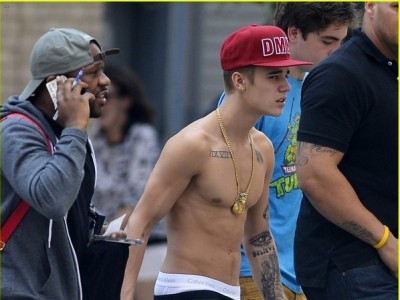Justin Bieber lột áo đi mua sắm giữa phố