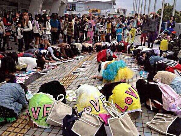 Fan Nhật 'gây bão' khi quỳ lạy poster thần tượng