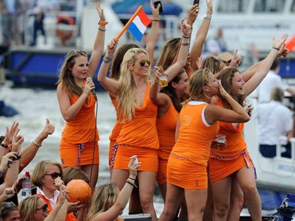 Cổ động viên Hà Lan mừng Á quân World Cup