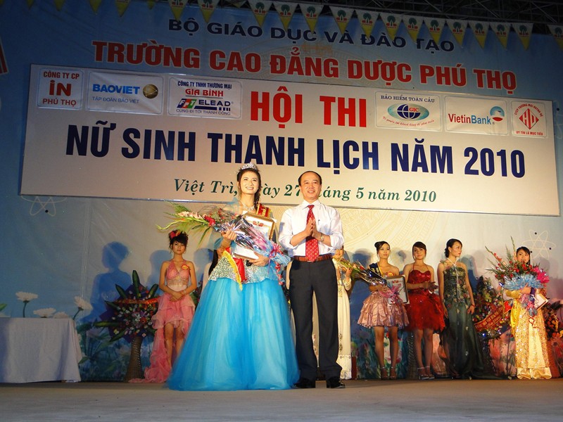 Tiến sĩ Hà Quang Lợi - Hiệu trưởng trường CĐ Dược Phú Thọ trao tặng phần thưởng và hoa cho thí sinh đoạt giải nhất