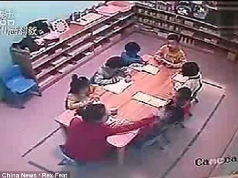Cô giáo đang tát một bé gái vì không trả lời được câu hỏi