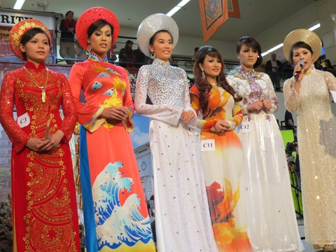 Người Việt ở Little Saigon thi áo dài đón Tết