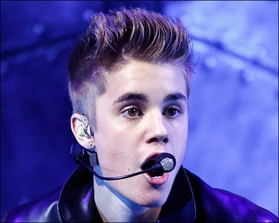 Justin Bieber suýt ngất xỉu trên sân khấu