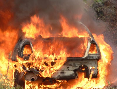 Xe chở khách bốc cháy vì bị xe tải đâm