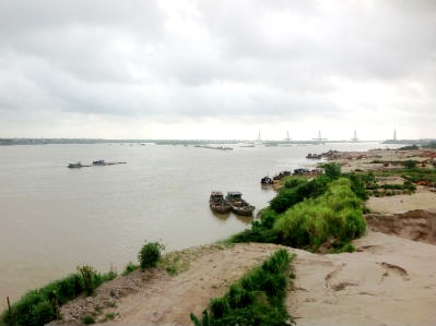 Ngay cạnh cầu Thăng Long và hệ thống bờ kè nắn dòng chảy sông Hồng, từ lâu nay vẫn mọc lên các bãi tập kết cát