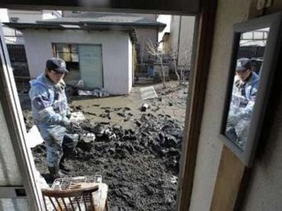 Bạn trẻ Nhật Bản dọn rác ở vùng bị động đất Ảnh: Reuters
