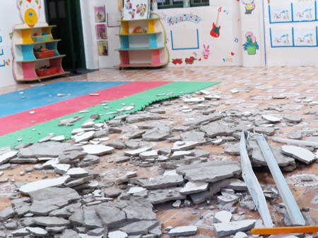 Hiện trường lớp học bị vỡ trần nhà rơi xuống. Ảnh: CTV