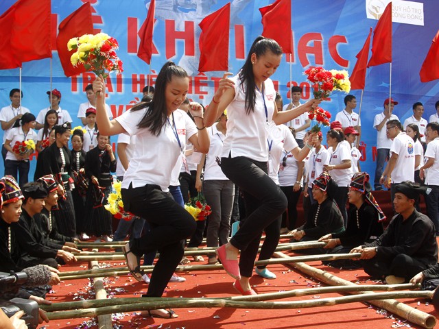 Điệu nhảy sạp hút bước chân Việt kiều trẻ